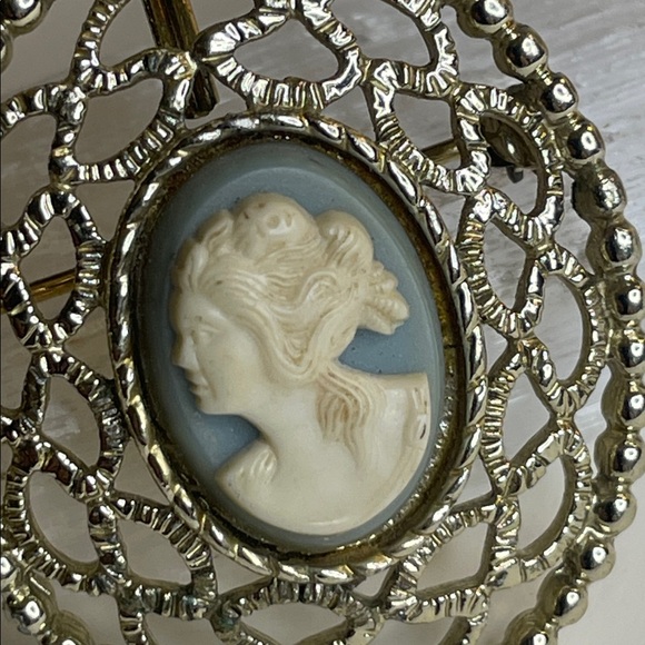 Vintage 1957 Sarah Coventry "Cameo Lace" Silver Tone Metal Blue Cameo Brooch - Picture 2 of 6